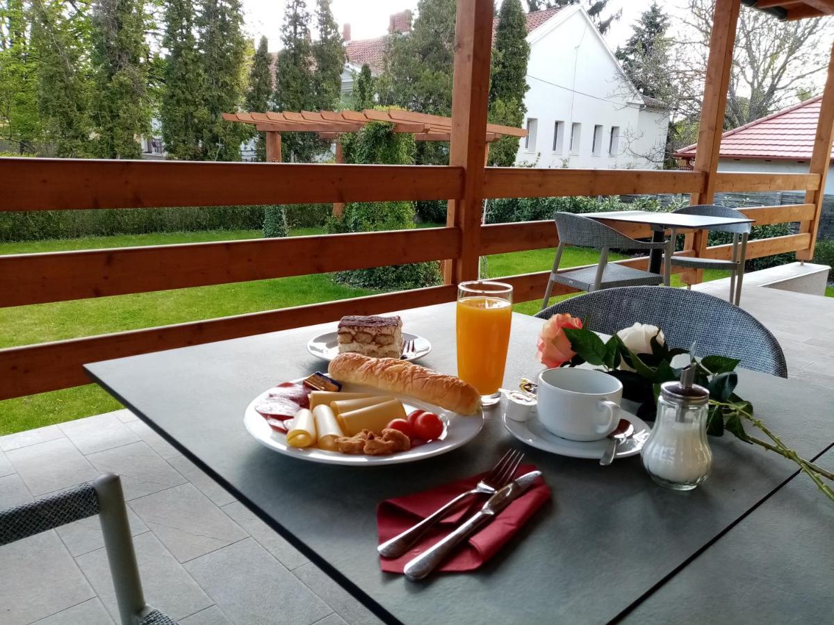 Ditlin Apartmanok Pápa Extérieur photo